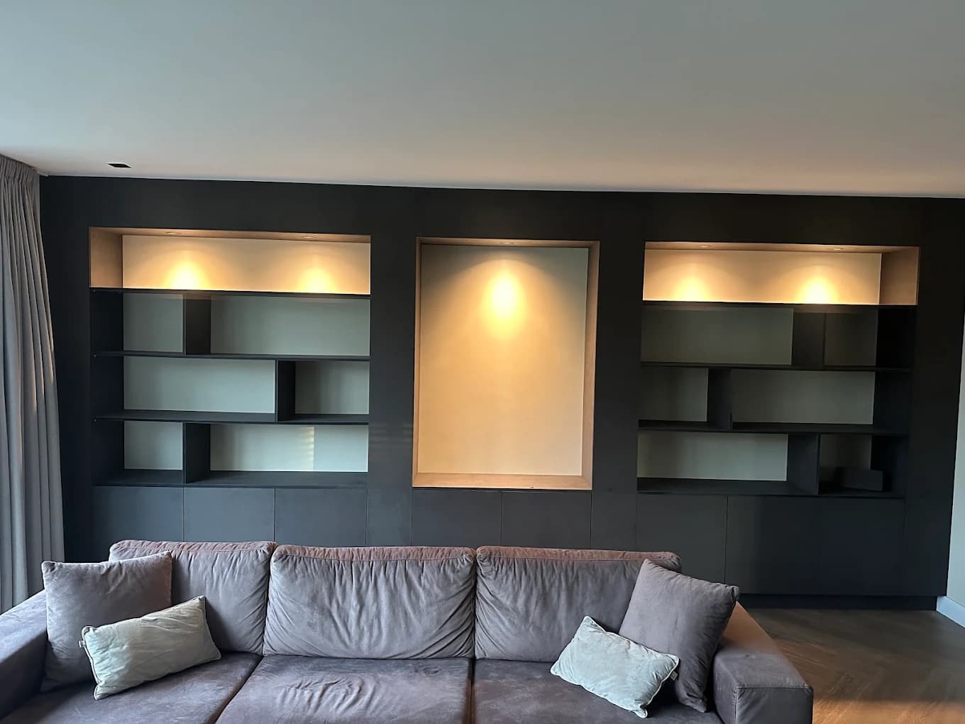 Op maat gemaakte ingebouwde kast met sfeerverlichting
